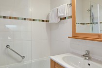 Le Moriond - badkamer met ligbad en wastafel